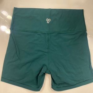 Aritzia TNAButter biker shorts Hi-rise 5”